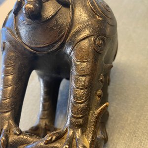 Een paar Chinese gelakte en deels vergulde bronzen wierookbranders in de vorm van luduans, Ming — foto 23