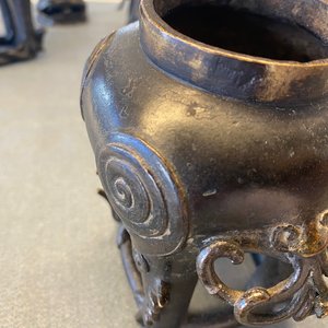 Een paar Chinese gelakte en deels vergulde bronzen wierookbranders in de vorm van luduans, Ming — foto 27