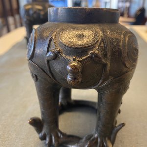 Een paar Chinese gelakte en deels vergulde bronzen wierookbranders in de vorm van luduans, Ming — foto 31