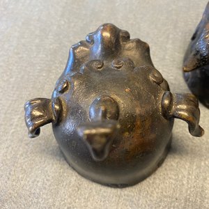 Een paar Chinese gelakte en deels vergulde bronzen wierookbranders in de vorm van luduans, Ming — foto 34