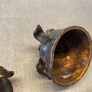 Een paar Chinese gelakte en deels vergulde bronzen wierookbranders in de vorm van luduans, Ming — foto 38