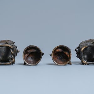 Een paar Chinese gelakte en deels vergulde bronzen wierookbranders in de vorm van luduans, Ming — foto 7