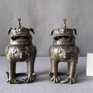 Een paar Chinese gelakte en deels vergulde bronzen wierookbranders in de vorm van luduans, Ming — foto 9