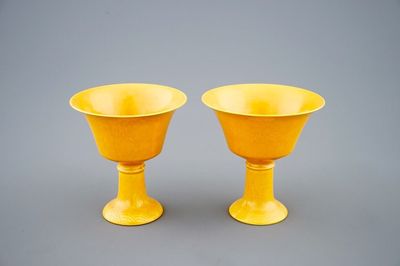Een paar Chinese gele steelbekers met onderglazuur decor van draken, 19/20e eeuw