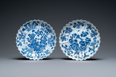 Een paar Chinese gelobde blauw-witte schotels met vlinders, Kangxi