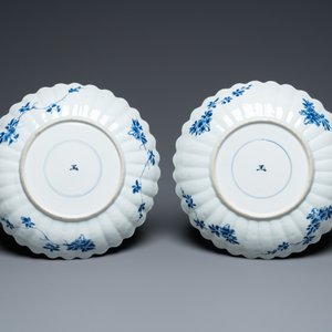 Een paar Chinese gelobde blauw-witte schotels met vlinders, Kangxi — foto 2