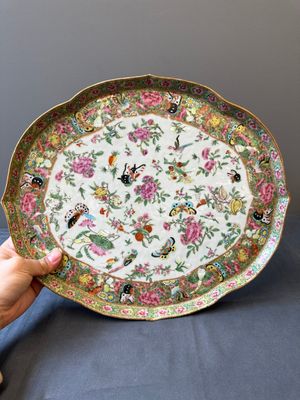 Een paar Chinese gemonogrammeerde Canton famille rose borden en een grote schotel met '100 vlinders', 19e eeuw — foto 14