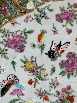 Een paar Chinese gemonogrammeerde Canton famille rose borden en een grote schotel met '100 vlinders', 19e eeuw — foto 15