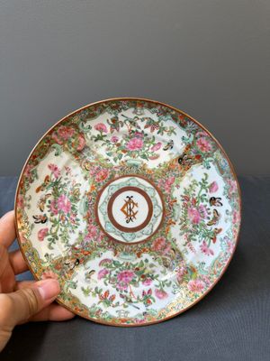 Een paar Chinese gemonogrammeerde Canton famille rose borden en een grote schotel met '100 vlinders', 19e eeuw — foto 2