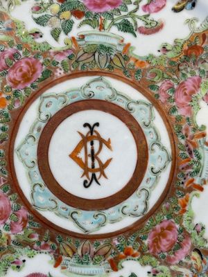 Een paar Chinese gemonogrammeerde Canton famille rose borden en een grote schotel met '100 vlinders', 19e eeuw — foto 3