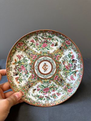 Een paar Chinese gemonogrammeerde Canton famille rose borden en een grote schotel met '100 vlinders', 19e eeuw — foto 10