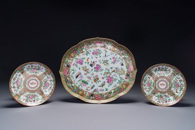 Een paar Chinese gemonogrammeerde Canton famille rose borden en een grote schotel met '100 vlinders', 19e eeuw