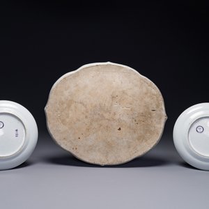 Een paar Chinese gemonogrammeerde Canton famille rose borden en een grote schotel met '100 vlinders', 19e eeuw — foto 2