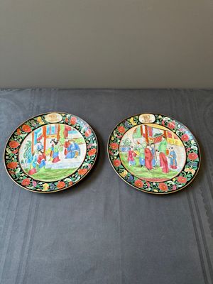 Een paar Chinese gemonogrammeerde Canton famille rose borden met zwart geglazuurde randen, 19e eeuw — foto 1