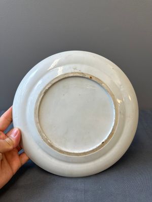 Een paar Chinese gemonogrammeerde Canton famille rose borden met zwart geglazuurde randen, 19e eeuw — foto 29