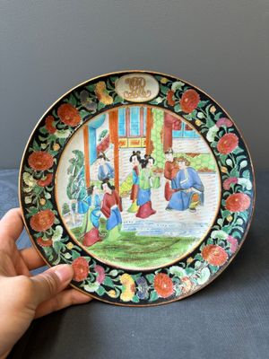Een paar Chinese gemonogrammeerde Canton famille rose borden met zwart geglazuurde randen, 19e eeuw — foto 3