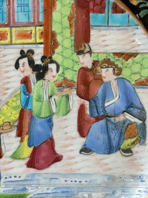 Een paar Chinese gemonogrammeerde Canton famille rose borden met zwart geglazuurde randen, 19e eeuw — foto 5