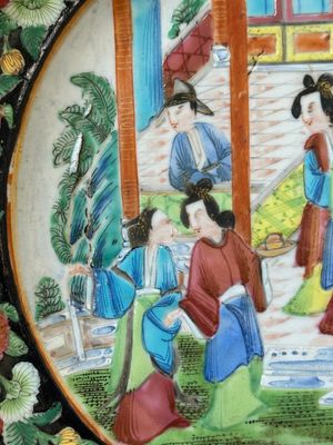 Een paar Chinese gemonogrammeerde Canton famille rose borden met zwart geglazuurde randen, 19e eeuw — foto 7