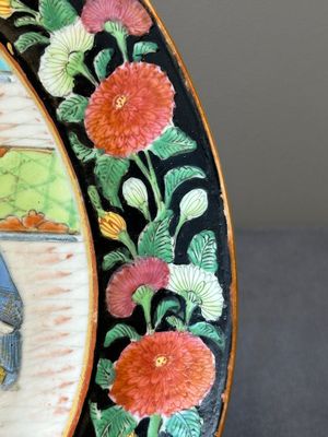 Een paar Chinese gemonogrammeerde Canton famille rose borden met zwart geglazuurde randen, 19e eeuw — foto 11