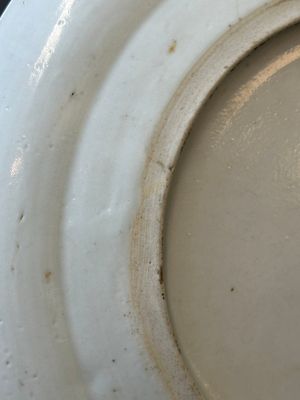 Een paar Chinese gemonogrammeerde Canton famille rose borden met zwart geglazuurde randen, 19e eeuw — foto 15