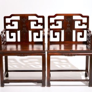 Een paar Chinese gesculpteerde hardhouten stoelen, 19e eeuw — foto 1