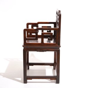 Een paar Chinese gesculpteerde hardhouten stoelen, 19e eeuw — foto 14