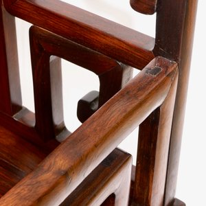 Een paar Chinese gesculpteerde hardhouten stoelen, 19e eeuw — foto 9