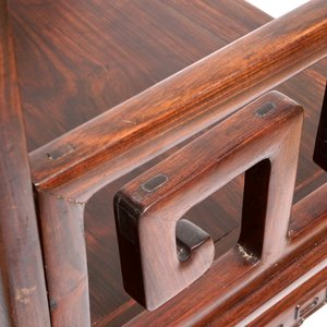 Een paar Chinese gesculpteerde hardhouten stoelen, 19e eeuw — foto 10