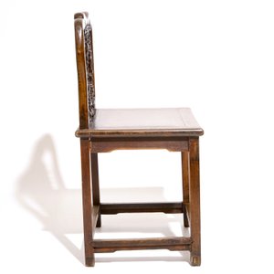 Een paar Chinese gesculpteerde hardhouten stoelen met marmer ingelegd, 19/20e eeuw — foto 9