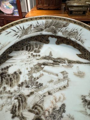 Een paar Chinese grisaille borden met de Whampoa Pagode en de Parelrivier afgebeeld, Yongzheng — foto 11