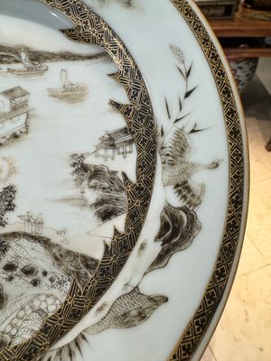 Een paar Chinese grisaille borden met de Whampoa Pagode en de Parelrivier afgebeeld, Yongzheng — foto 12