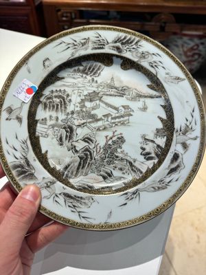 Een paar Chinese grisaille borden met de Whampoa Pagode en de Parelrivier afgebeeld, Yongzheng — foto 2