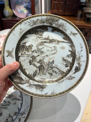 Een paar Chinese grisaille borden met de Whampoa Pagode en de Parelrivier afgebeeld, Yongzheng — foto 9