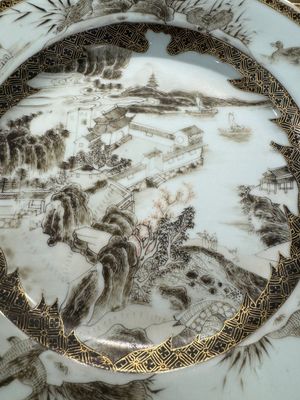 Een paar Chinese grisaille borden met de Whampoa Pagode en de Parelrivier afgebeeld, Yongzheng — foto 10