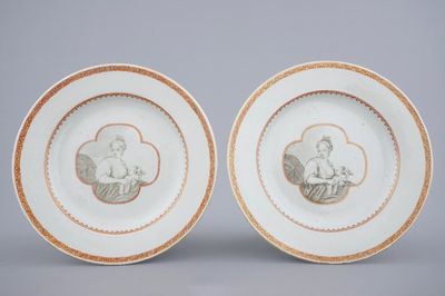 Een paar Chinese grisaille borden met moeder en kind, Qianlong, 18e eeuw