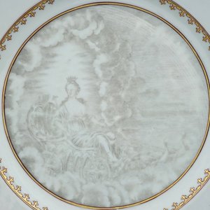 Een paar Chinese grisaille borden met mythologische voorstelling, 18e eeuw — foto 3