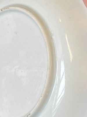 Een paar Chinese grisaille en ijzerrode koppen en schotels met buffels en een schotel met hanen, Yongzheng — foto 11