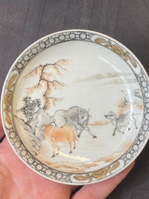 Een paar Chinese grisaille en ijzerrode koppen en schotels met buffels en een schotel met hanen, Yongzheng — foto 13