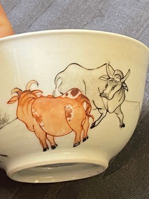 Een paar Chinese grisaille en ijzerrode koppen en schotels met buffels en een schotel met hanen, Yongzheng — foto 21