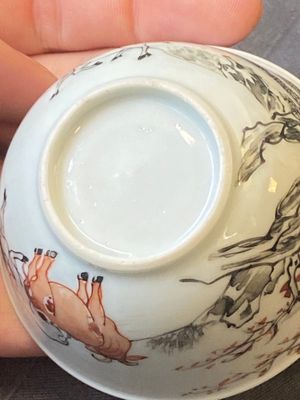 Een paar Chinese grisaille en ijzerrode koppen en schotels met buffels en een schotel met hanen, Yongzheng — foto 23