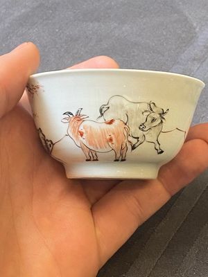 Een paar Chinese grisaille en ijzerrode koppen en schotels met buffels en een schotel met hanen, Yongzheng — foto 25
