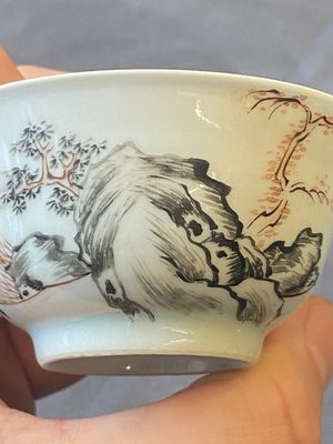 Een paar Chinese grisaille en ijzerrode koppen en schotels met buffels en een schotel met hanen, Yongzheng — foto 26