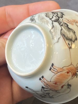 Een paar Chinese grisaille en ijzerrode koppen en schotels met buffels en een schotel met hanen, Yongzheng — foto 27