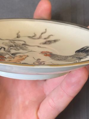 Een paar Chinese grisaille en ijzerrode koppen en schotels met buffels en een schotel met hanen, Yongzheng — foto 3