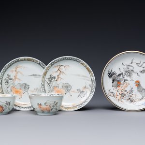 Een paar Chinese grisaille en ijzerrode koppen en schotels met buffels en een schotel met hanen, Yongzheng — foto 1
