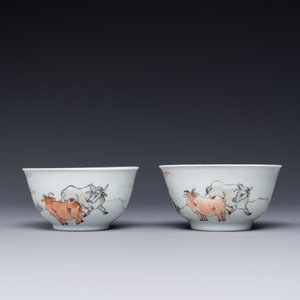 Een paar Chinese grisaille en ijzerrode koppen en schotels met buffels en een schotel met hanen, Yongzheng — foto 2