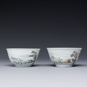 Een paar Chinese grisaille en ijzerrode koppen en schotels met buffels en een schotel met hanen, Yongzheng — foto 3