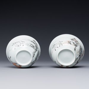 Een paar Chinese grisaille en ijzerrode koppen en schotels met buffels en een schotel met hanen, Yongzheng — foto 4