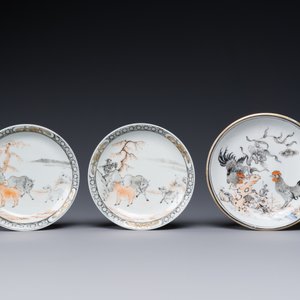 Een paar Chinese grisaille en ijzerrode koppen en schotels met buffels en een schotel met hanen, Yongzheng — foto 5