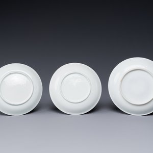 Een paar Chinese grisaille en ijzerrode koppen en schotels met buffels en een schotel met hanen, Yongzheng — foto 6